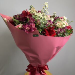 Buquê 6 rosas Importadas Cor de Rosa/Vermelhas + Astromélias